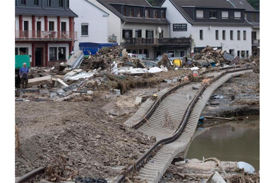 Seehofer: „Wir erleben eine unfassbare Tragödie“ Die Schienen der Bahnstrecke sind unterspült. Zahlreiche Häuser in dem Ort wurden komplett zerstört oder stark beschädigt. Foto: Boris Roessler/dpa
