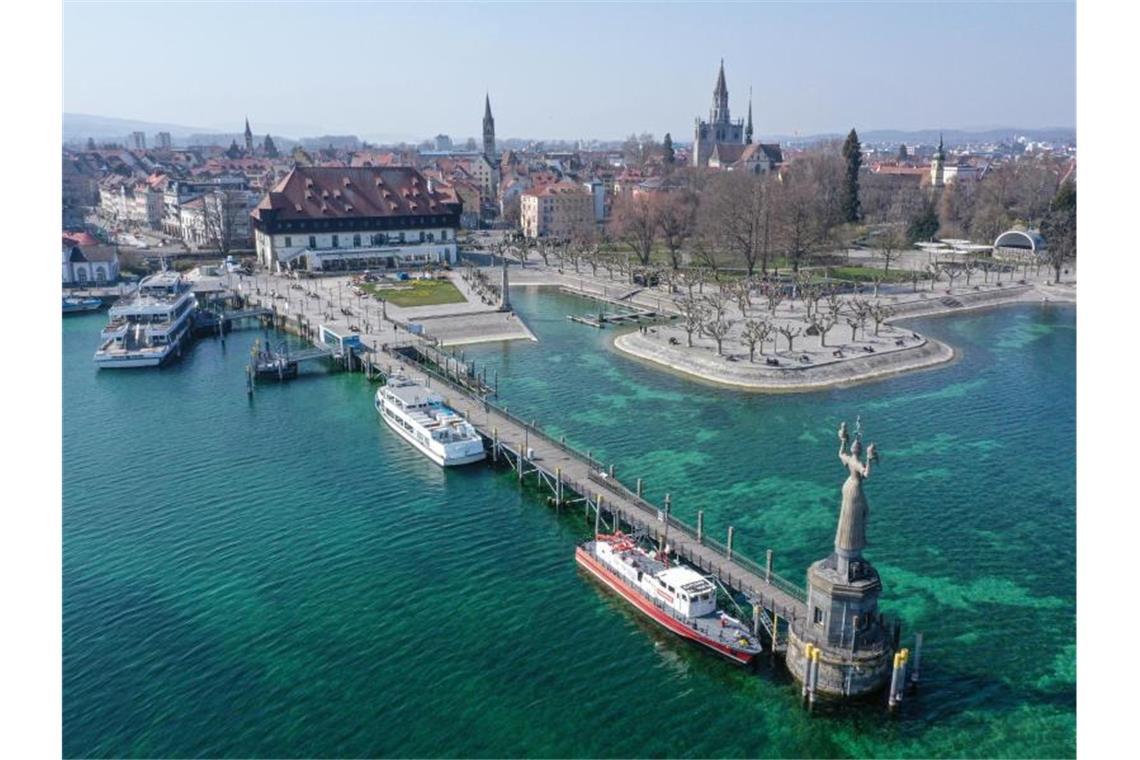 Die Schiffe der Weißen Flotte liegen im Hafen. Foto: Felix Kästle/dpa/Archivbild