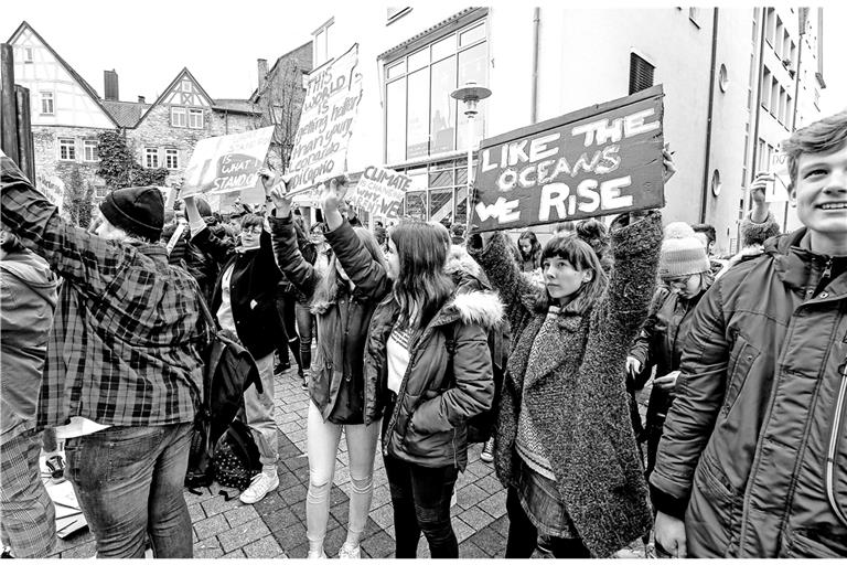 Die Schilder, die die Jugendlichen in die Höhe halten, konnten sie direkt vor Ort malen. Foto: A. Becher