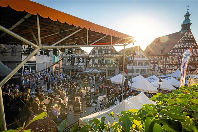 Die Schirme auf dem Marktplatz spenden zwar etwas Schatten, dafür ist die Bühne etwas schwieriger zu sehen. Foto: Alexander Becher