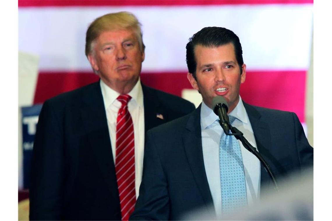 Die Schlagzeilen rund um die Russland-Ermittlungen wird US-Präsident Trump nicht los. Sein ältester Sohn Donald jr. (r.) muss in der Affäre nochmals im Senat aussagen. Foto: Dan Anderson