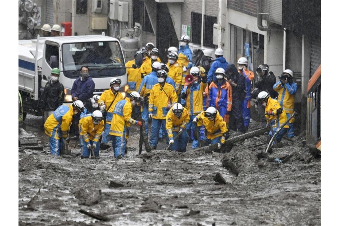 Dutzende nach Schlammlawine in Japan vermisst Die Schlammlawine hat in Atami verheerende Schäden hinterlassen. Foto: --/kyodo/dpa