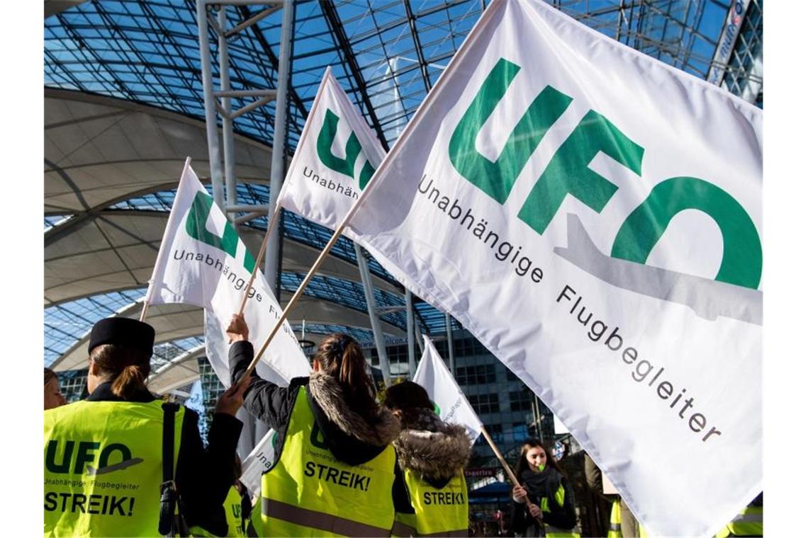 Gewerkschaft Ufo droht mit weiteren Streiks bei Lufthansa Die Schlichter haben die Tarifparteien Lufthansa und Ufo zu neuen Gesprächen eingeladen. Foto: Matthias Balk/dpa