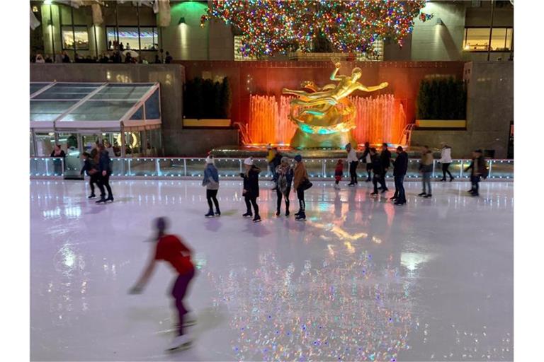 Die Schlittschuhbahn am Rockefeller Center in New York ist weltberühmt. Foto: Benno Schwinghammer/dpa