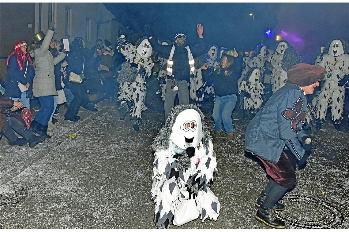 Die Schloßgeister fordern das Publikum zum Abtanzen auf. Nachtumzug der Schbiall...