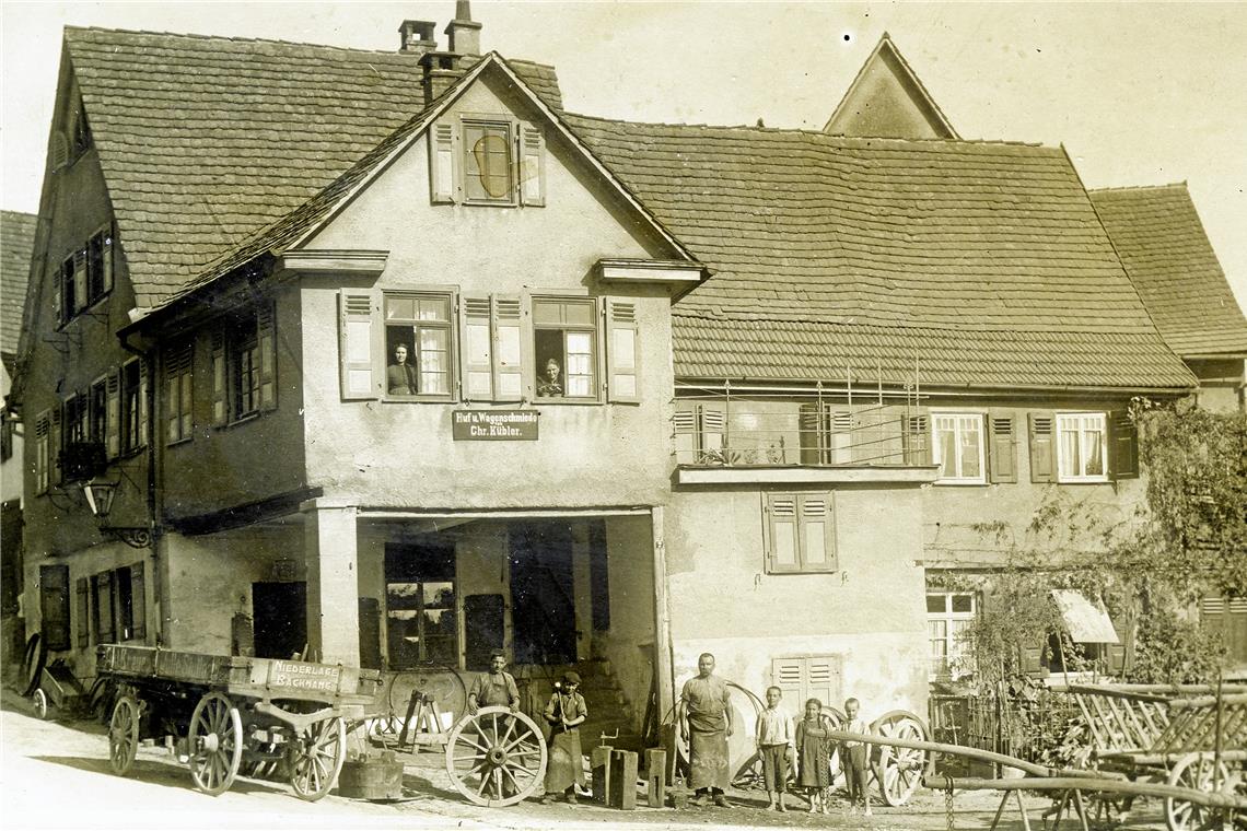 Der Beruf des Schmieds war wichtig und angesehen Die Schmiede Kübler um das Jahr 1909. Abgebildet sind vermutlich zwei Lehrlinge, Christian Kübler, sein Sohn Karl und die Zwillinge Anna und Eugen (unten von links). Repros: P. Wolf