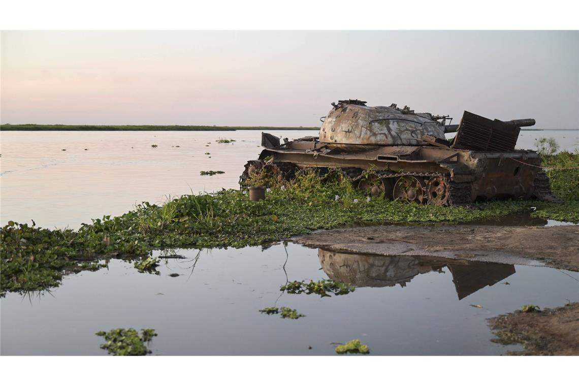 Die schmutzige Seite des Krieges: Vor sich hin rostender zerstörter Panzer im Südsudan.