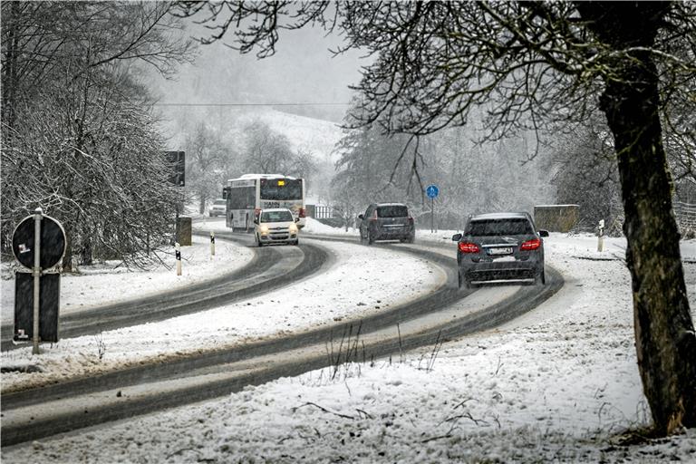 Die Schneeschauer – hier im Murrtal – sorgten gestern für etliche Unfälle und Verkehrsbeeinträchtigungen im Kreisgebiet. Foto: A. Becher