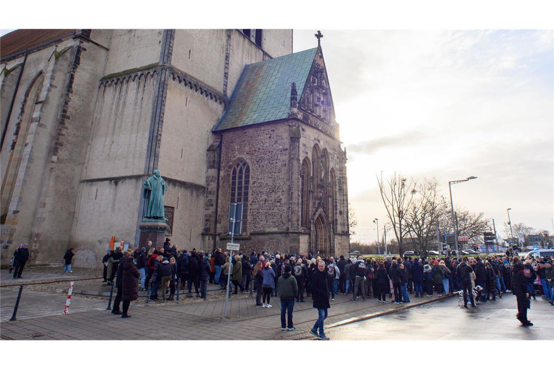 Hunderte Menschen versammeln sich bei Mahnwache