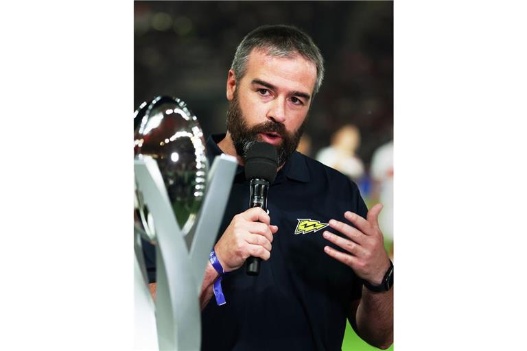 Die schöne Zeit in Stuttgart ist vorbei: Jordan Neuman mit der Meister-Trophäe.