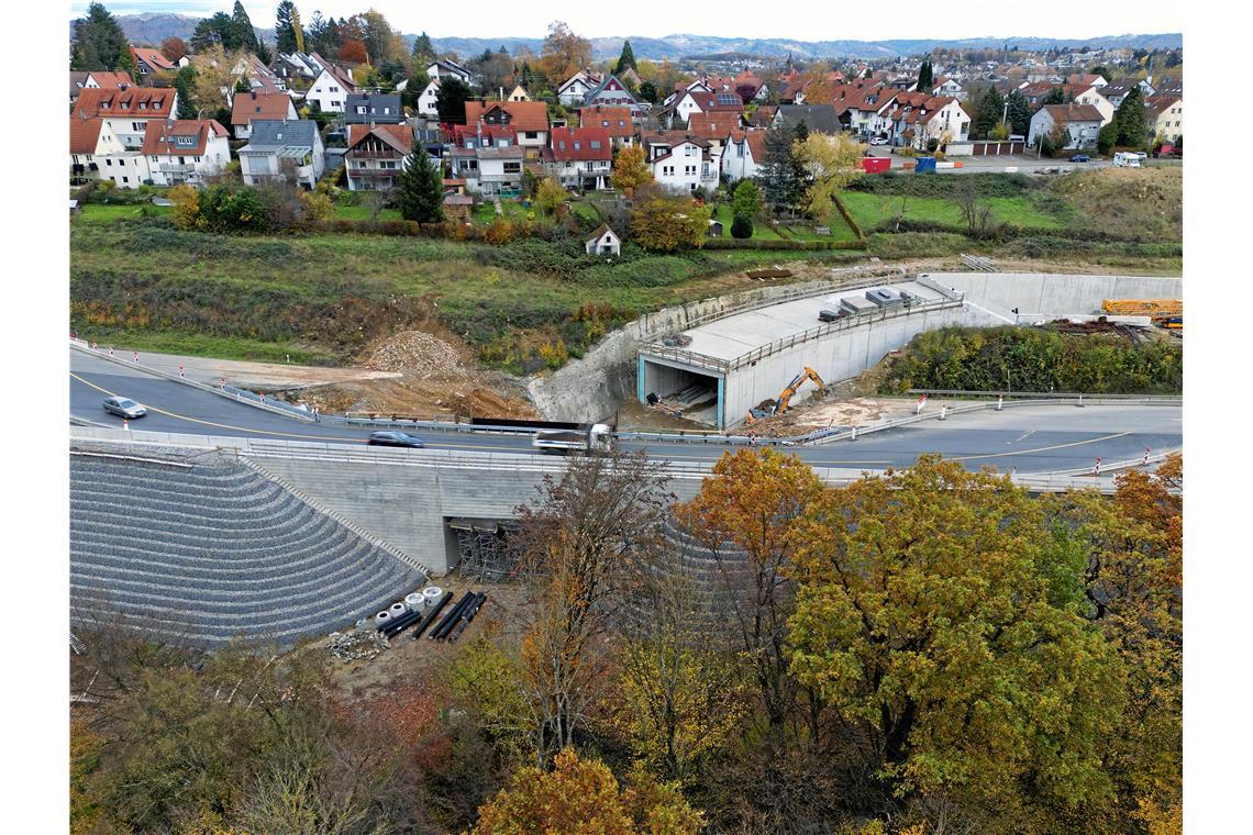 Die Schöntaler Straße und die Überführung der B 14. Vierspuriger Ausbau der B14 ...