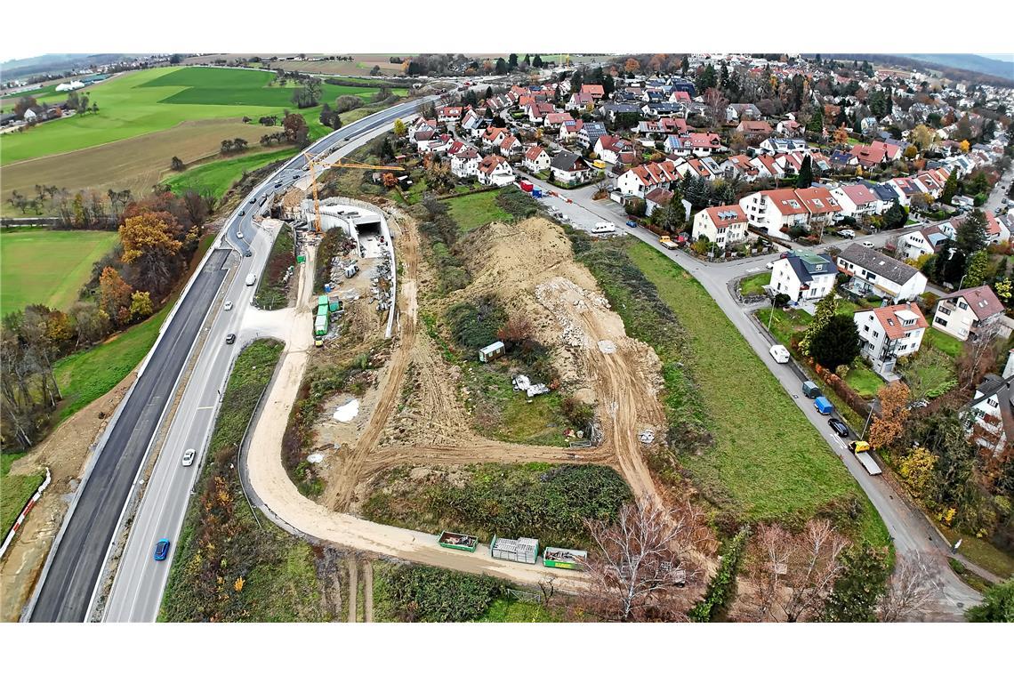 Die Schöntaler Straße wird mit einem 79 Meter langen Tunnel unter der B 14 hindu...