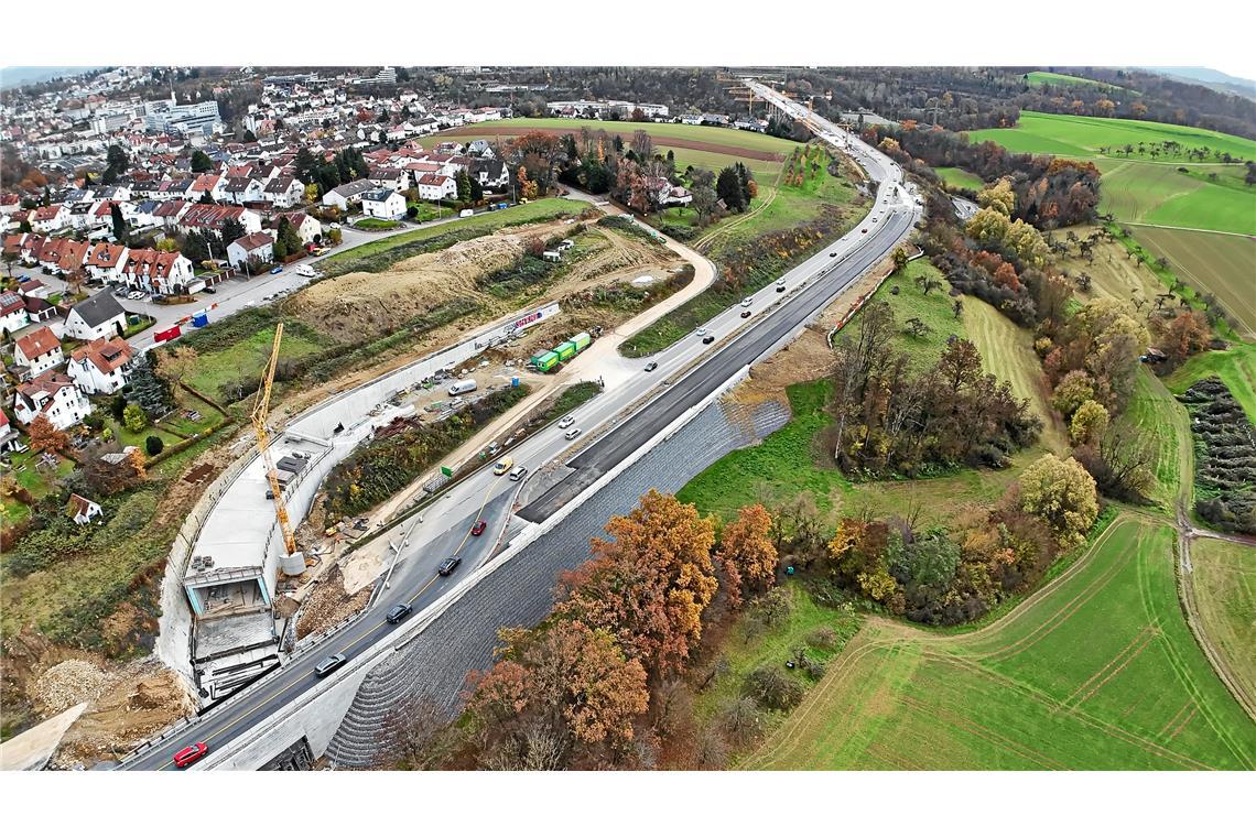 Die Schöntaler Straße wird mit einem 79 Meter langen Tunnel unter der B 14 hindu...