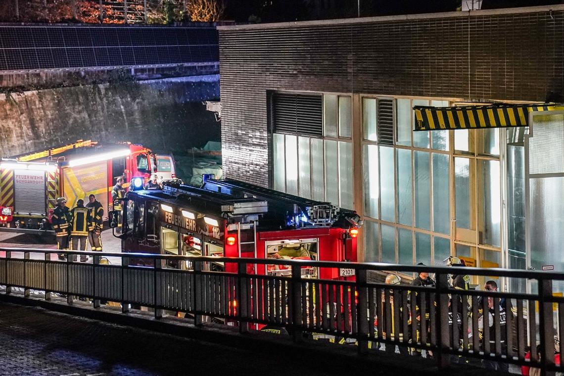 Die Schorndorfer Feuerwehr musste in der Nacht zum ersten Weihnachtsfeiertag zu einem Brand ausrücken. Er war im Technikraum des Rems-Murr-Klinikums in Schorndorf entstanden. Foto: SDMG / Kohls 