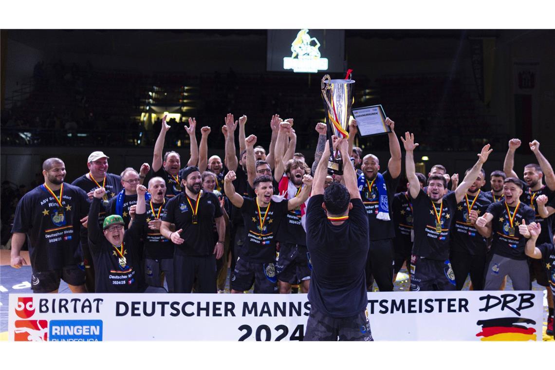 ASV Schorndorf holt seine zweite deutsche Meisterschaft Die Schorndorfer Ringer feiern ihren deutschen Meistertitel.