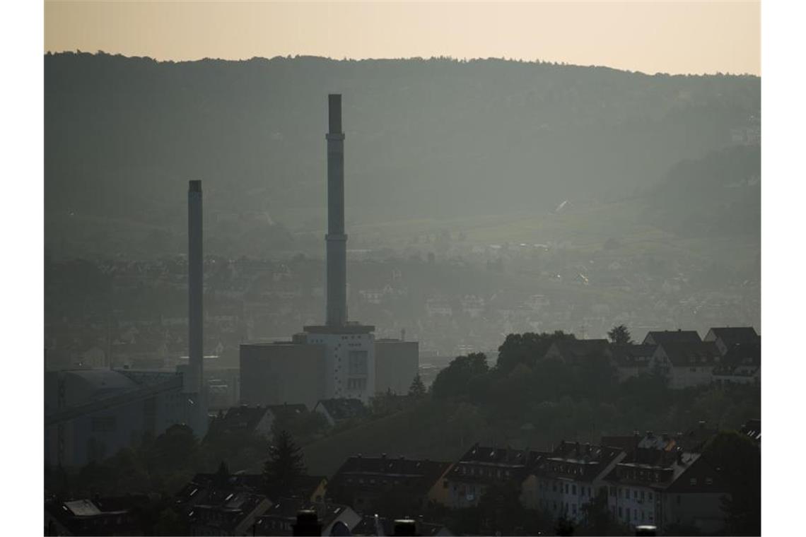 Die Schornsteine des abgeschalteten Kraftwerks Gaisburg. Foto: Sebastian Gollnow/dpa/Archivbild