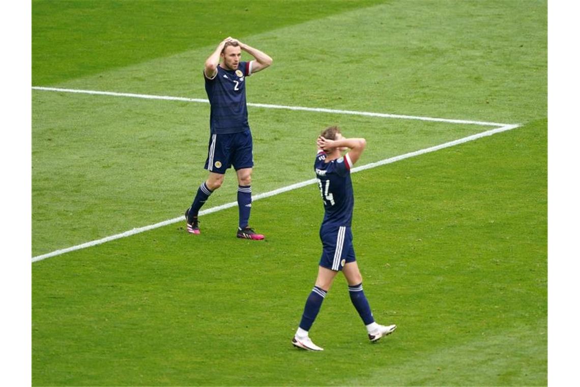 Die Schotten Stephen O'Donnell (l) und Jack Hendry sind nach dem ersten Gegentreffer frustriert. Foto: Owen Humphreys/PA Wire/dpa