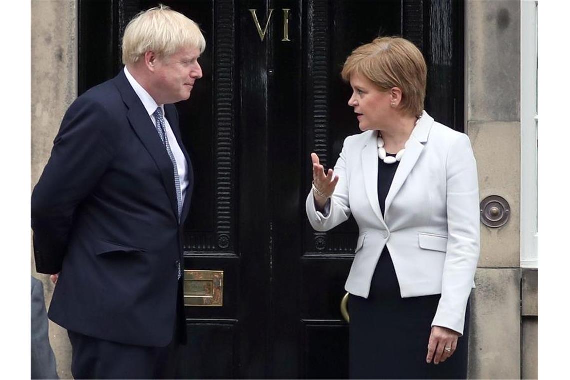 Die schottische Regierungschefin Nicola Sturgeon begrüßt den britischen Premierminister Boris Johnson. Foto: Jane Barlow/PA Wire/dpa