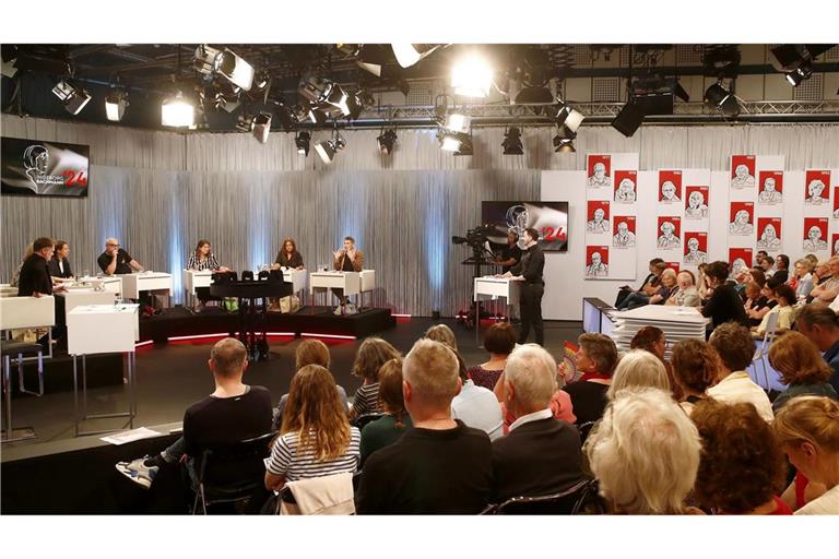 Die Schreibtalente stellen sich einer kritischen Jury und dem Live-Publikum.