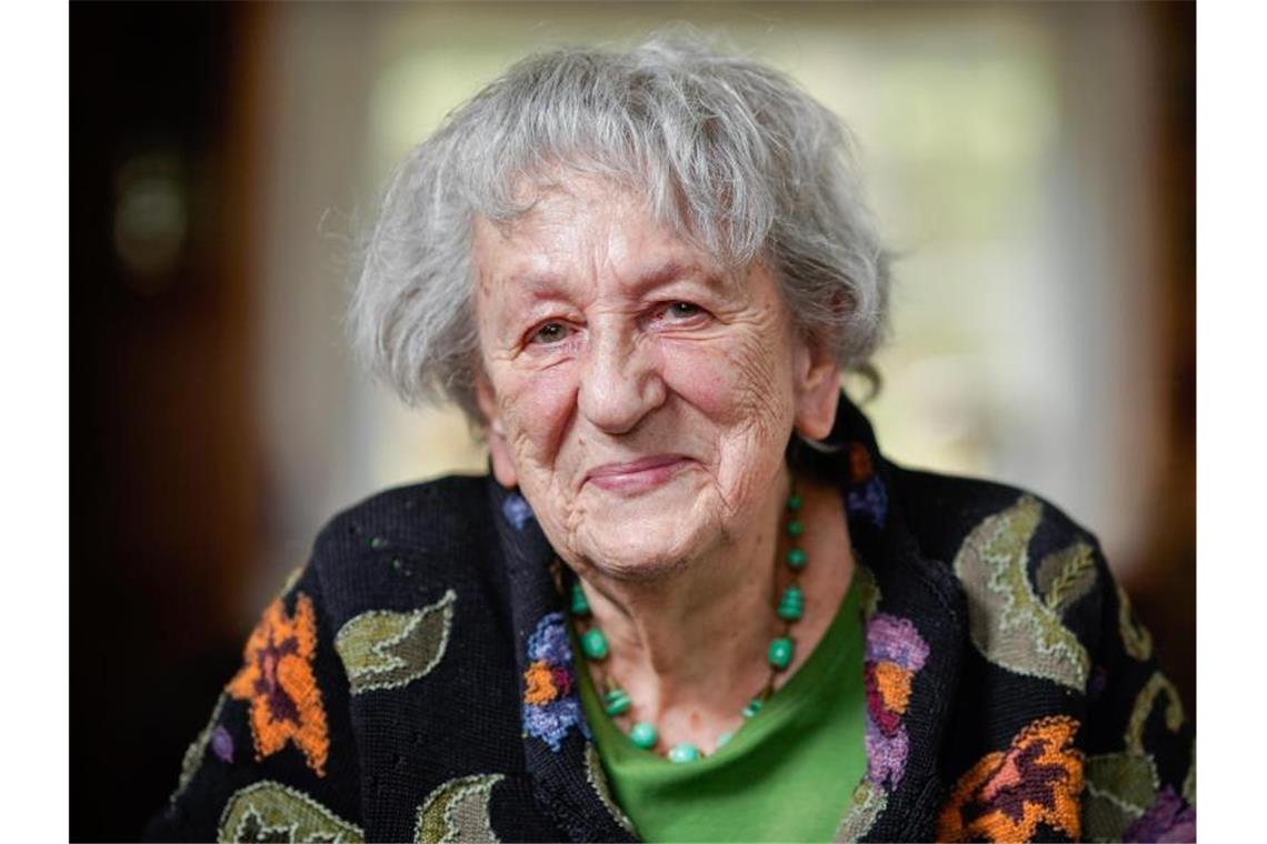 Weinheim setzt Autorin Ingrid Noll ein Denkmal zu Lebzeiten Die Schriftstellerin Ingrid Noll lächelt bei einem Interview in ihrem Zuhause. Foto: Uwe Anspach/dpa/Bildarchiv