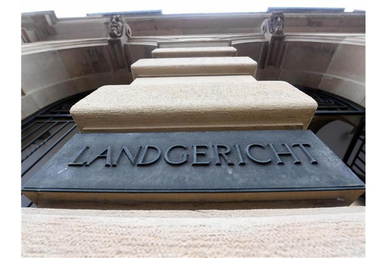 Die Schriftzug Landgericht steht an der Außenfassade des Landgerichts Karlsruhe. Foto: Uli Deck/dpa/Archivbild