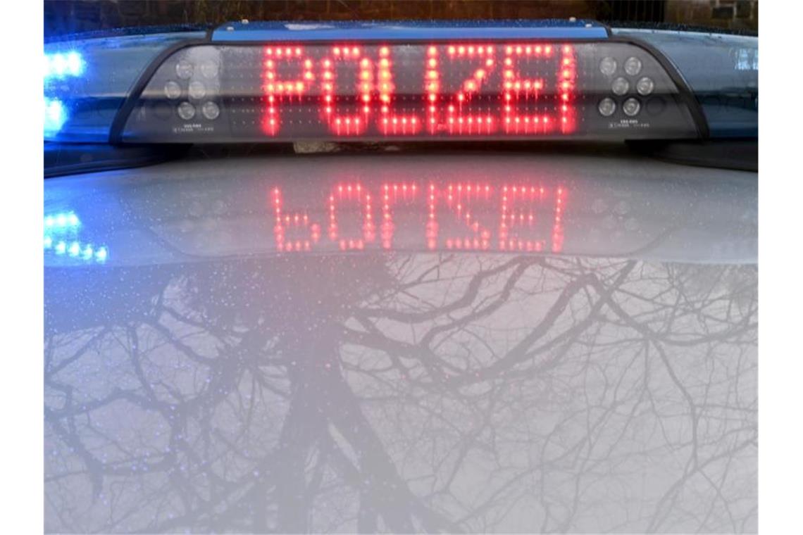 Drei Verletzte bei Frontalzusammenstoß im Landkreis Rastatt Die Schriftzug „Polizei“ leuchtet auf dem Dach eines Streifenwagens der Polizei. Foto: Carsten Rehder/dpa/Symbolbild