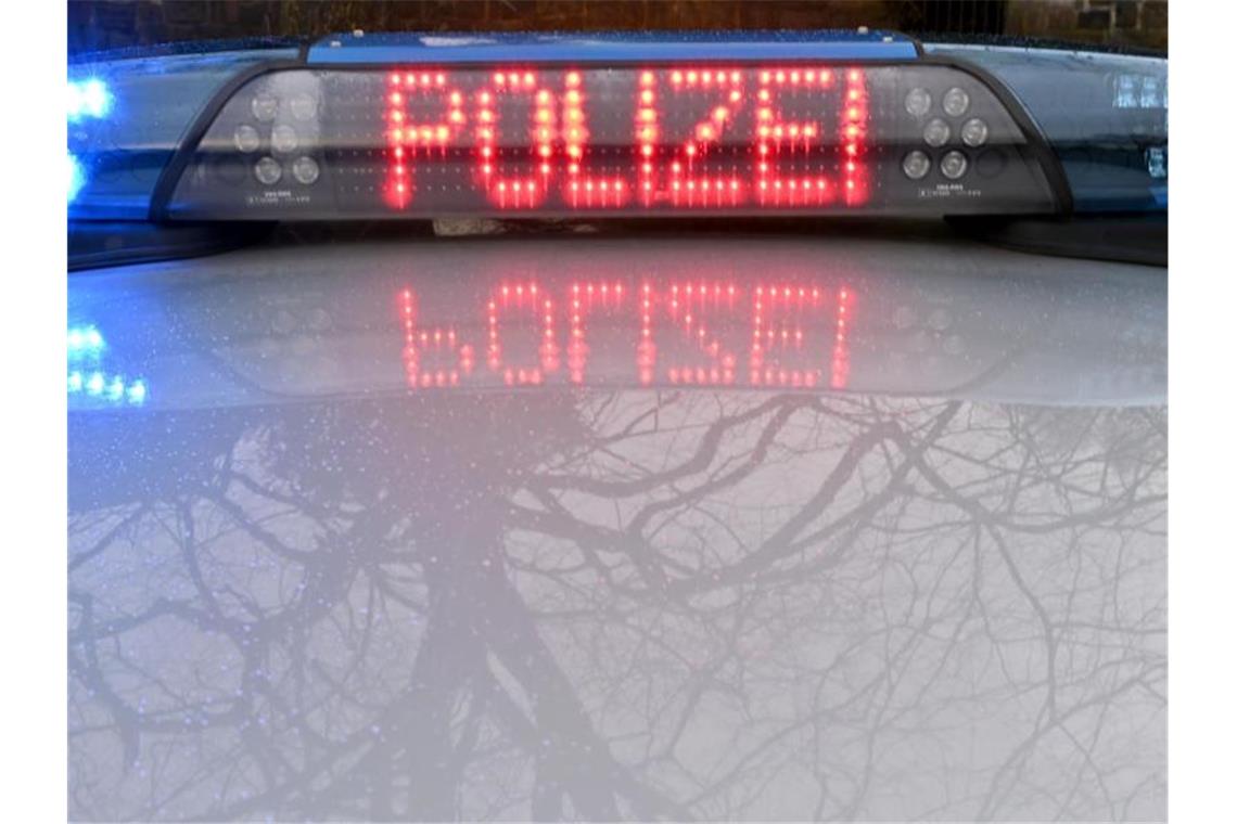 Die Schriftzug „Polizei“ leuchtet auf dem Dach eines Streifenwagens der Polizei. Foto: Carsten Rehder/dpa/Symbolbild