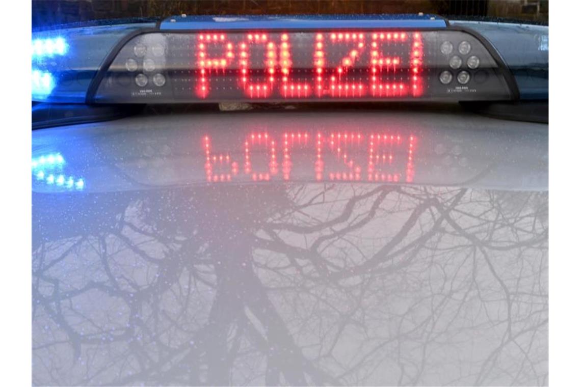 Die Schriftzug „Polizei“ leuchtet auf dem Dach eines Streifenwagens der Polizei. Foto: Carsten Rehder/dpa/Symbolbild