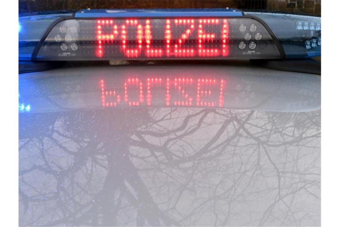 Nach einem Fahrzeugbrand ist die A6 bei Mannheim wieder frei Die Schriftzug „Polizei“ leuchtet auf dem Dach eines Streifenwagens der Polizei. Foto: Carsten Rehder/dpa/Symbolbild