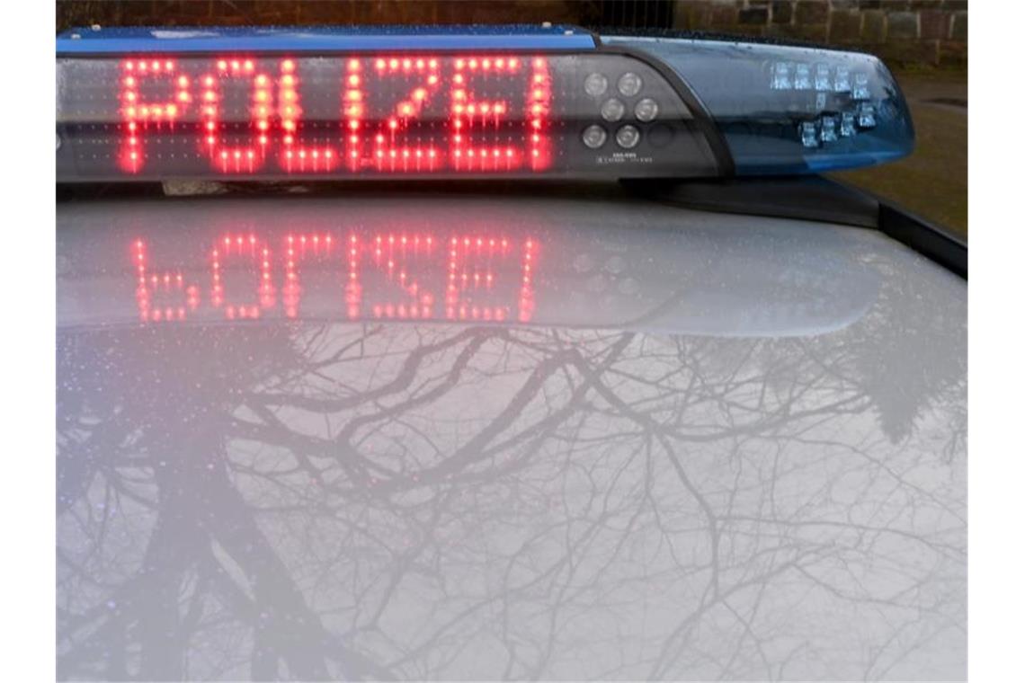 Jugendliche springen auf fahrenden Güterzug auf Die Schriftzug „Polizei“ leuchtet auf dem Dach eines Streifenwagens der Polizei. Foto: Carsten Rehder/dpa/Symbolbild