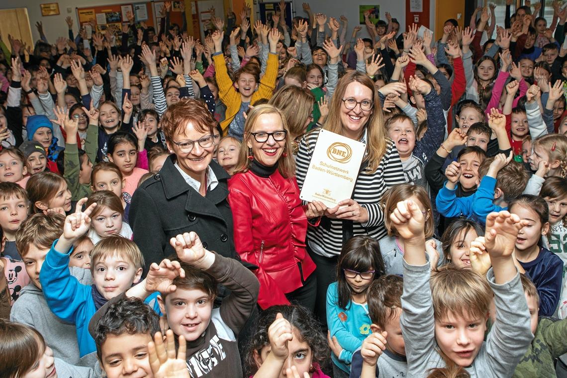 Die Schüler der Plaisirschule freuen sich über ihre neue BNE-Plakette. Mittendrin (von links) Konrektorin Christine Nagel, Rektorin Annedore Bauer-Lachenmaier und Melanie Billion. Foto: A. Becher