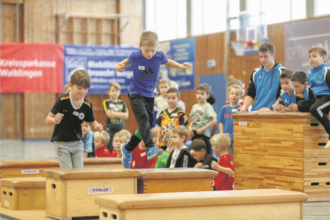 Mörikeschüler und Maubacher setzen sich durch Die Schüler probierten sich an verschiedenen Stationen aus.Foto: A. Becher