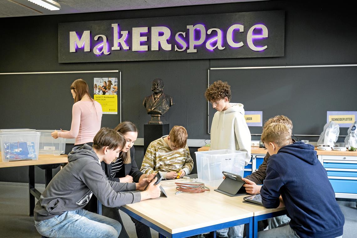 Die Schülerinnen und Schüler der 3-D-Druck-AG arbeiten gemeinsam mit Lehrerin Saskia Forster an ihren Projekten. Die im Hintergrund sichtbare Max-Eyth-Büste wurde von den Schülern selbst gestaltet.  Fotos: Alexander Becher