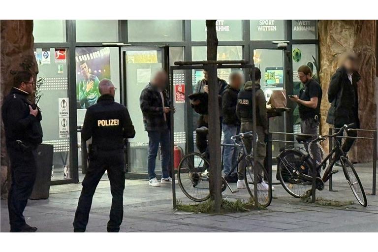 Die Schüsse sollen in einem Wettbüro in der Umgebung des Marktplatzes gefallen sein.