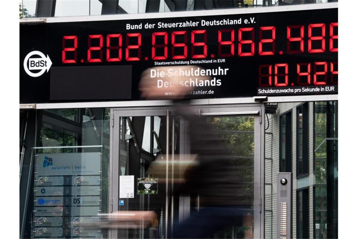 Steuerzahlerbund: Schuldenuhr tickt so schnell wie nie Die Schuldenuhr am Gebäude des Bundes der Steuerzahler in Berlin-Mitte zeigt am 12.10.2020 einen neuen Höchststand an. Foto: Bernd von Jutrczenka/dpa