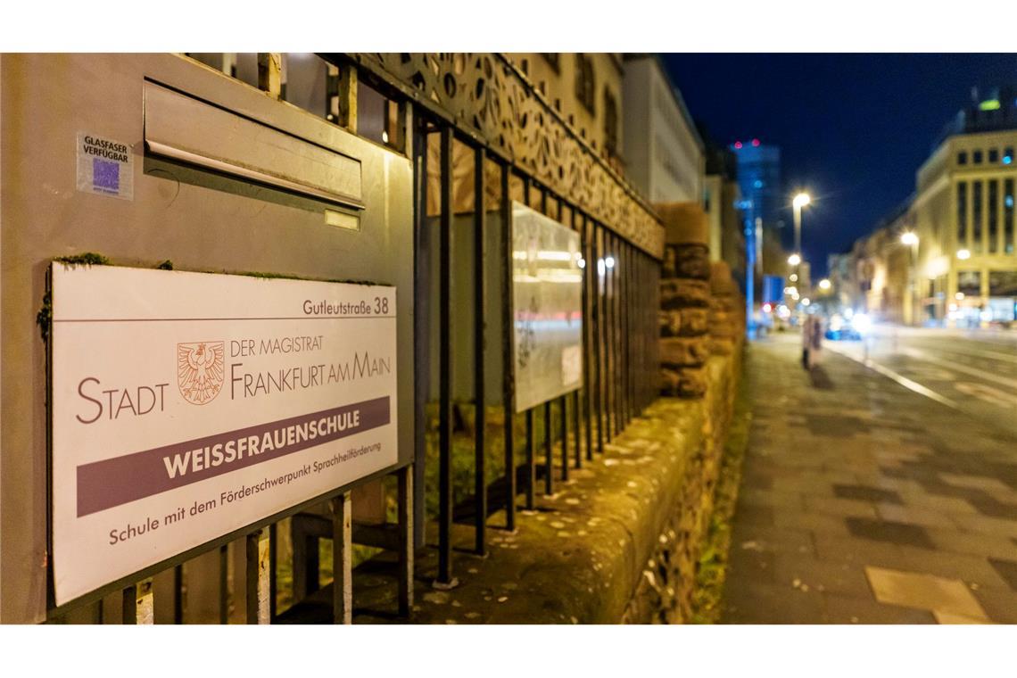 Die Schule befindet sich im Bahnhofsviertel.