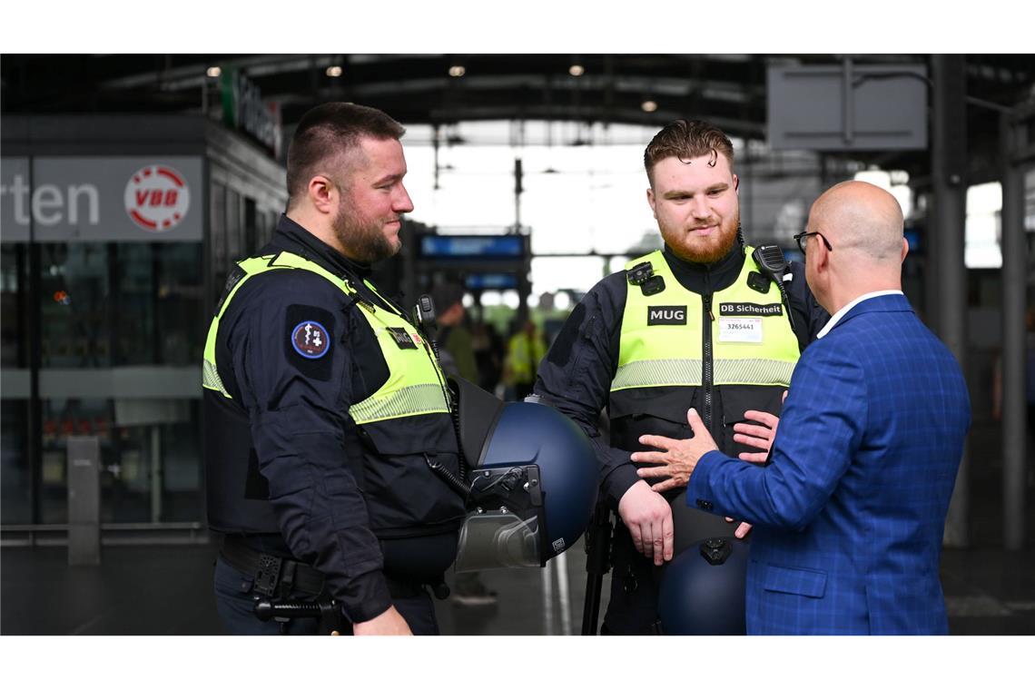 Die Schutzhelme können an der Uniform befestigt und sollen erst aufgesetzt werden, wenn eine Situation zu eskalieren droht.