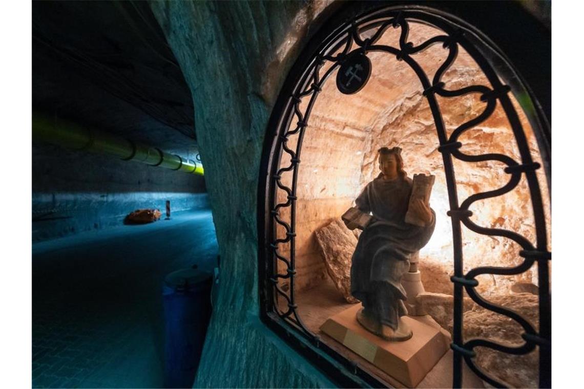 Die Schutzpatronin der Bergleute, die Heilige Barbara, ist in einem Erkundungsbergwerk als Statue zu sehen. Foto: Philipp Schulze/dpa