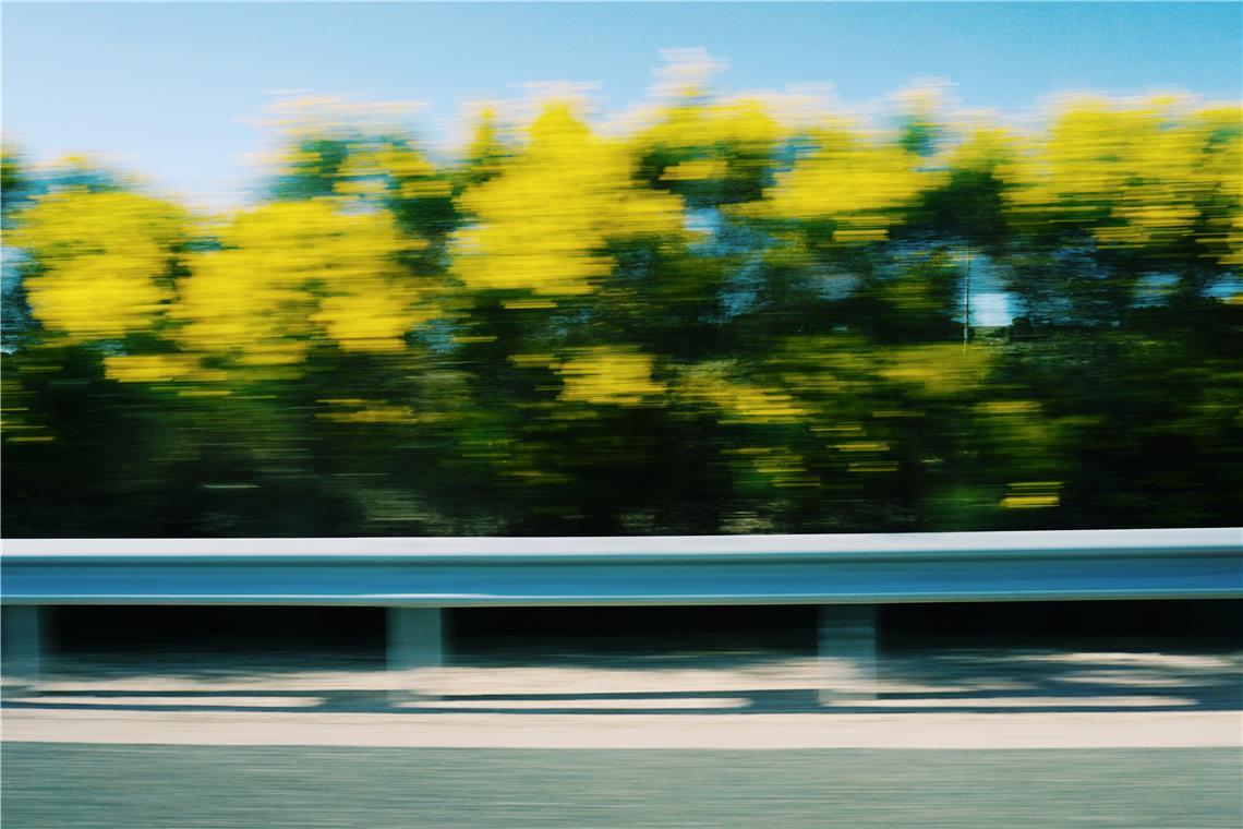 Erneuerung der Schutzplanken auf der B14 Die Schutzplanken sind alt und entsprechen nicht mehr den aktuellen Standards. Symbolfoto: Gonard Fluit/ Unsplash