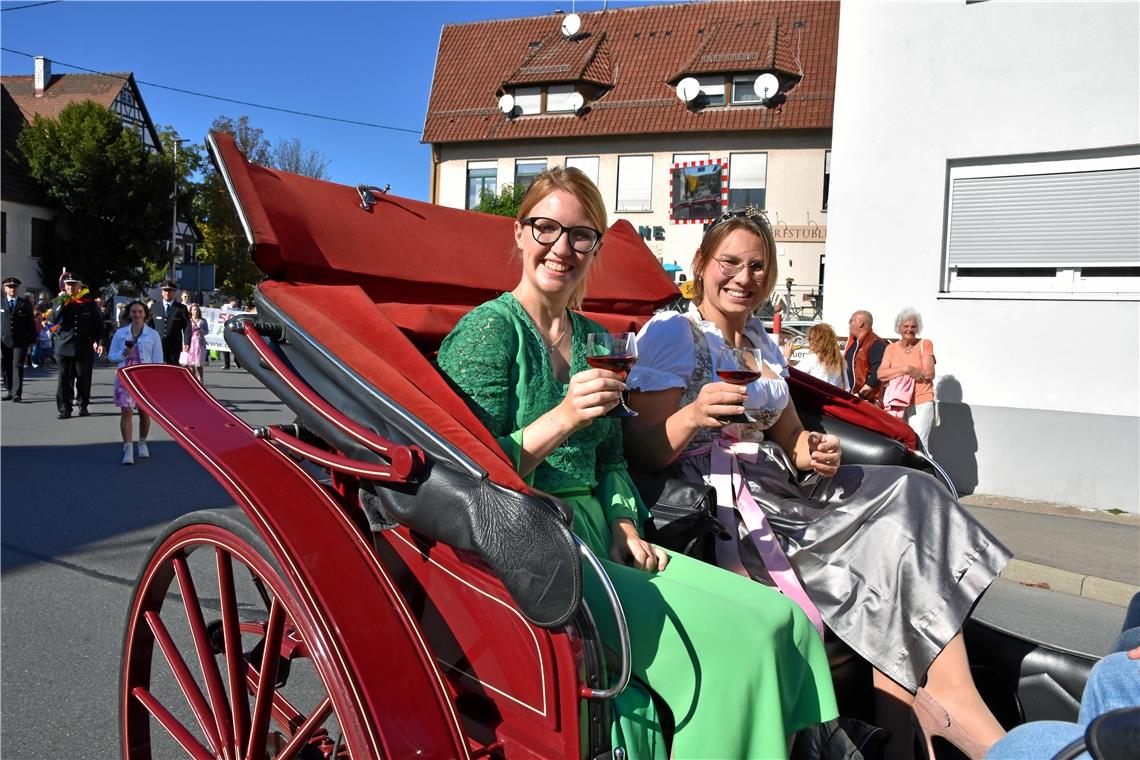 Die schwäbische Waldfee Kim-Laura Rützler (links) und die Weinkönigin von Württe...