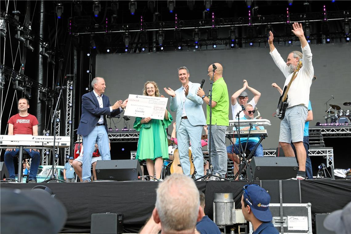 10.000 Euro für die inklusive Band Seeside und Auftritt bei Andrea Berg Die Schwäbische Waldfee Michelle Fuchs, Uwe Burkert (Vorstandsvorsitzender KSK Waiblingen, links daneben) und Landrat Richard Sigel (rechts neben der Waldfee) übergeben den Scheck. Foto: Markus Metzger/Landratsamt Rems-Murr-Kreis
