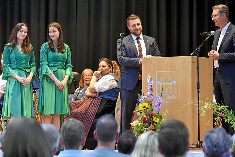 Die Schwäbischen Waldfeen Lea und Mya Schuler werben mit Daniel Bogner und Richard Sigel (rechts) für ihre Heimat. Fotos: Tobias Sellmaier 