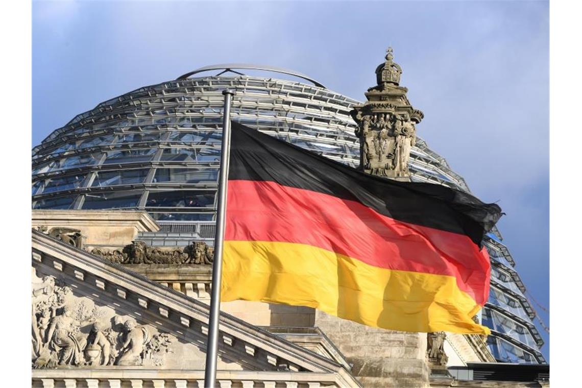 Wahljahr brachte Parteien Millionen-Spendensegen Die schwarz-rot-goldene Flagge vor der Kuppel des Reichstages. Foto: picture alliance / Soeren Stache/dpa