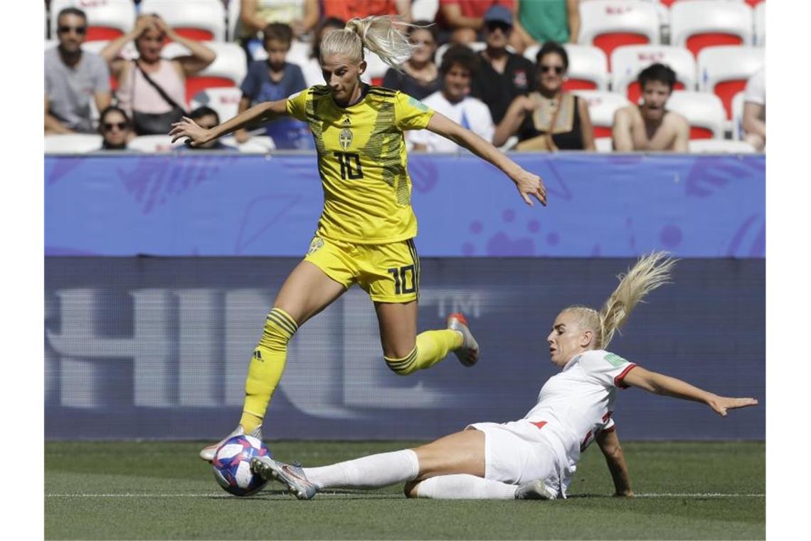 Schweden besiegt England im Spiel um Platz drei Die Schwedin Sofia Jakobsson (l) setzt sich gegen Englands Alex Greenwood durch. Foto: Claude Paris/AP