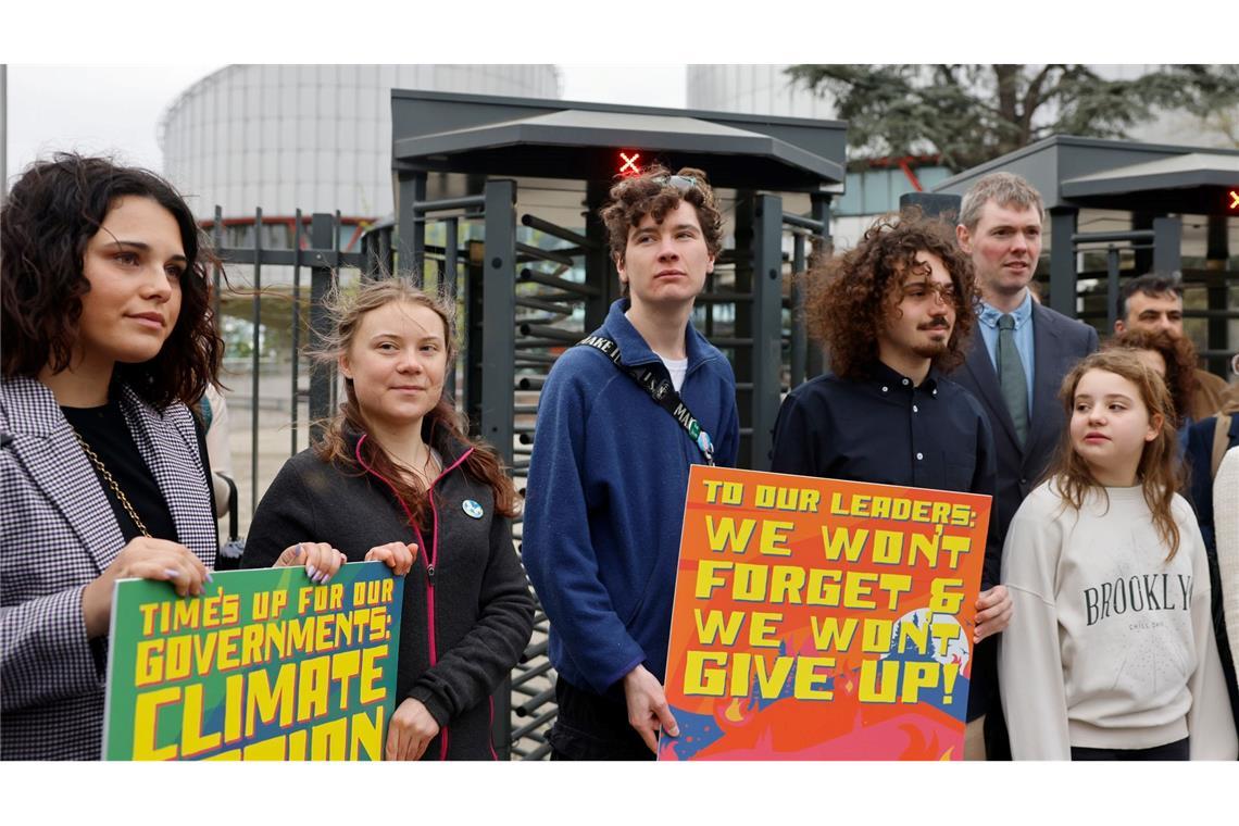 Die schwedische Klimaaktivistin Greta Thunberg (2.v.l.) demonstriert zusammen mit Jugendlichen aus Portugal vor dem Europäischen Gerichtshof für Menschenrechte.
