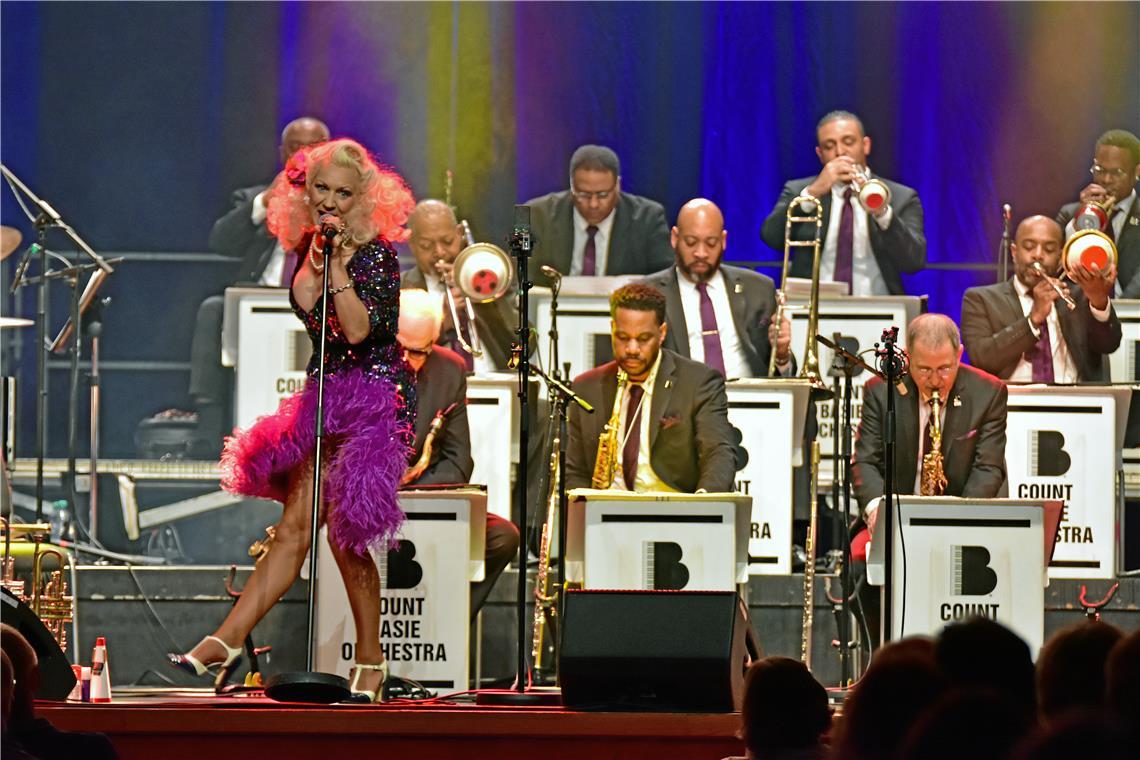 Die schwedische Sängerin Gunhild Carling singt und tanzt auf der Bühne zur Musik des „Count Basie Orchestra“, spielt aber auch verschiedene Instrumente. Foto: Tobias Sellmaier