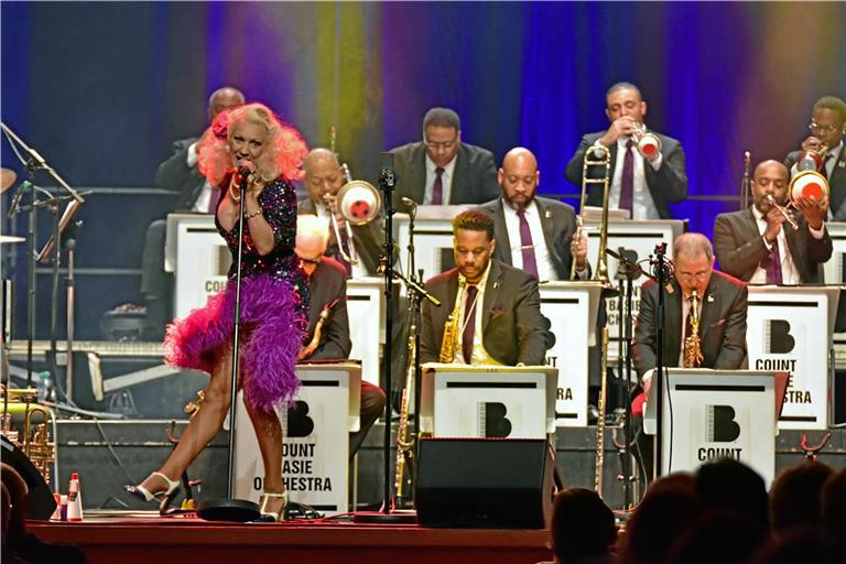 Die schwedische Sängerin Gunhild Carling singt und tanzt auf der Bühne zur Musik des „Count Basie Orchestra“, spielt aber auch verschiedene Instrumente. Foto: Tobias Sellmaier