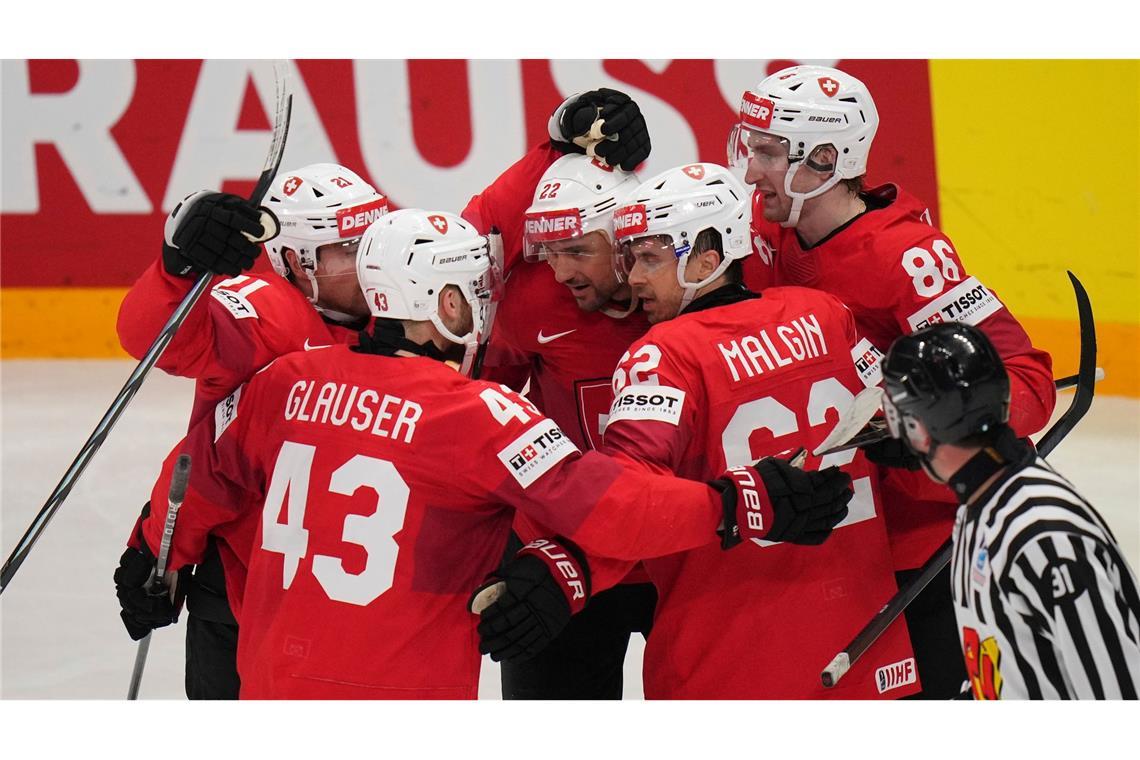 Schweiz beendet Dänemarks Eishockey-Märchen Die Schweiz siegte souverän gegen Überraschungs-Team Dänemark und träumt vom ersten WM-Titel.