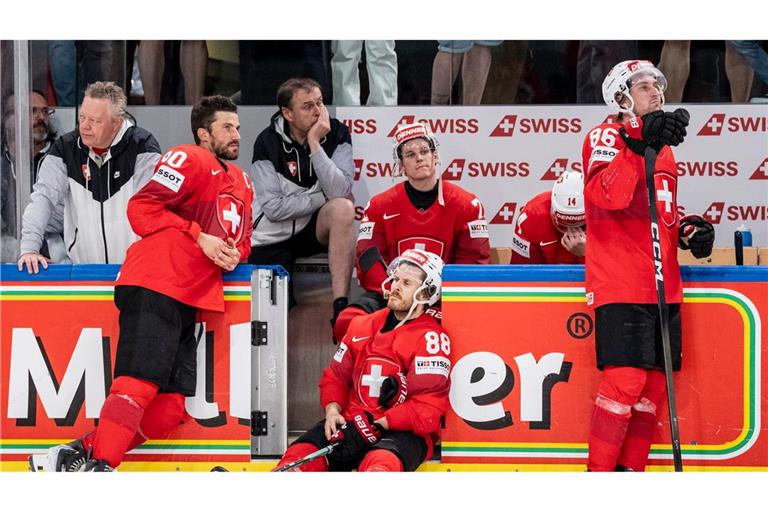 Die Schweiz um Kapitän Roman Josi (l) trauert nach dem verlorenen WM-Finale gegen Finnland.