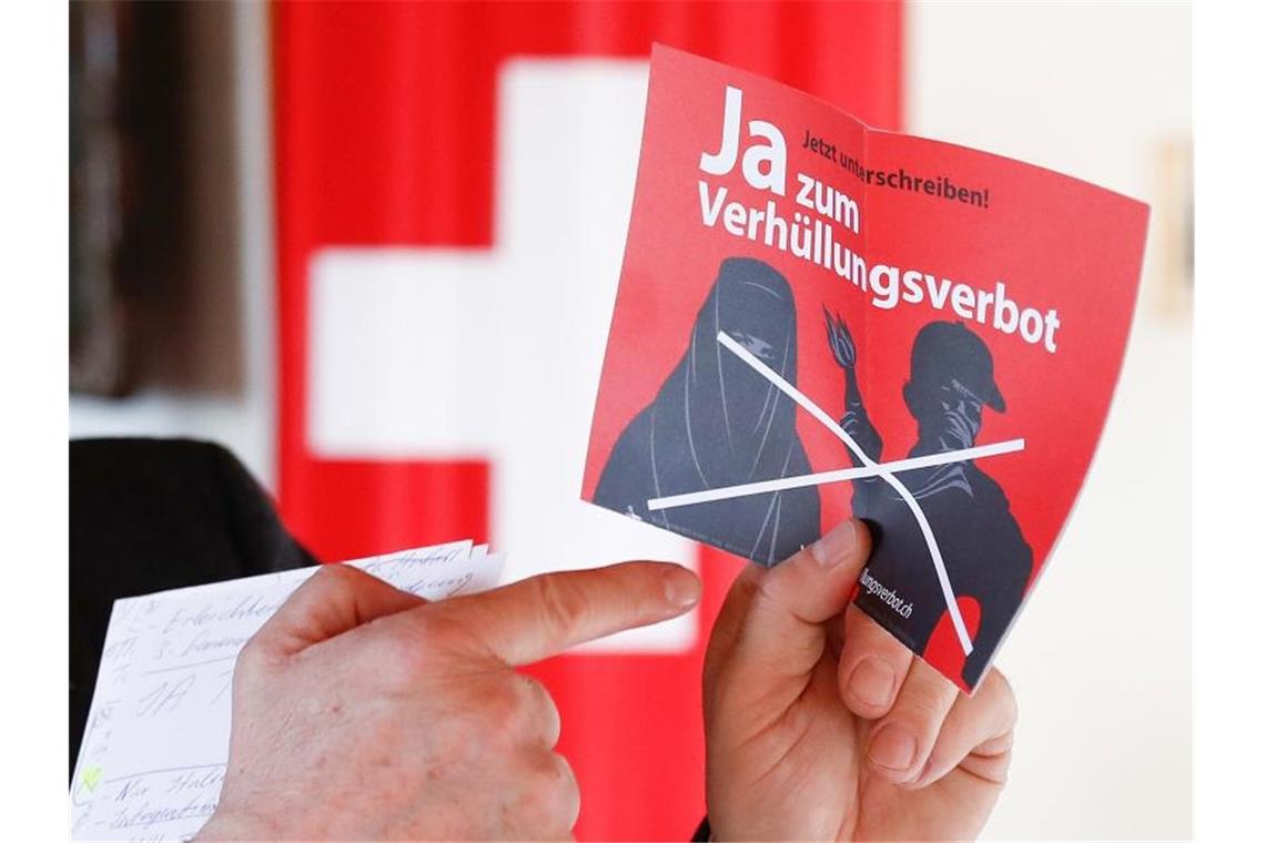 Volksabstimmung: Schweizer beschließen Verhüllungsverbot Die Schweizer haben sich in einer Volksabstimmuung für ein Verhüllungsverbot ausgesprochen. Foto: Peter Klaunzer/Keystone/dpa